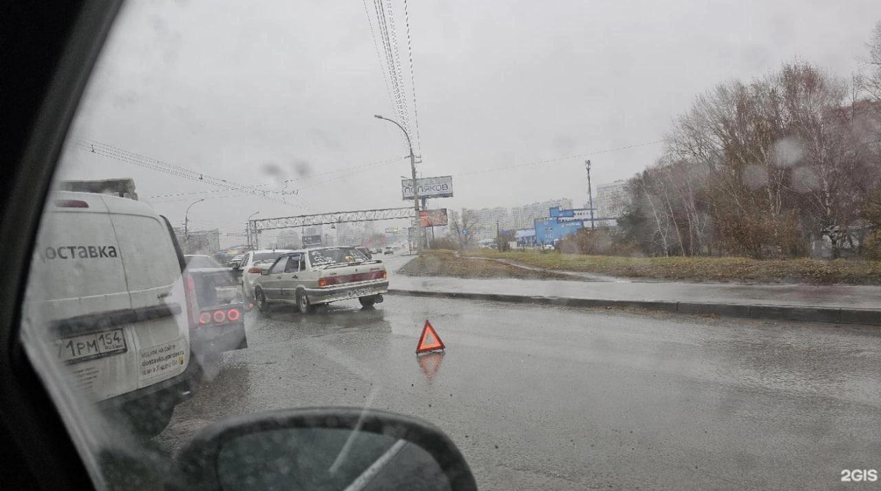 Фура заблокировала въезд на Димитровский мост. 2-километровая пробка...