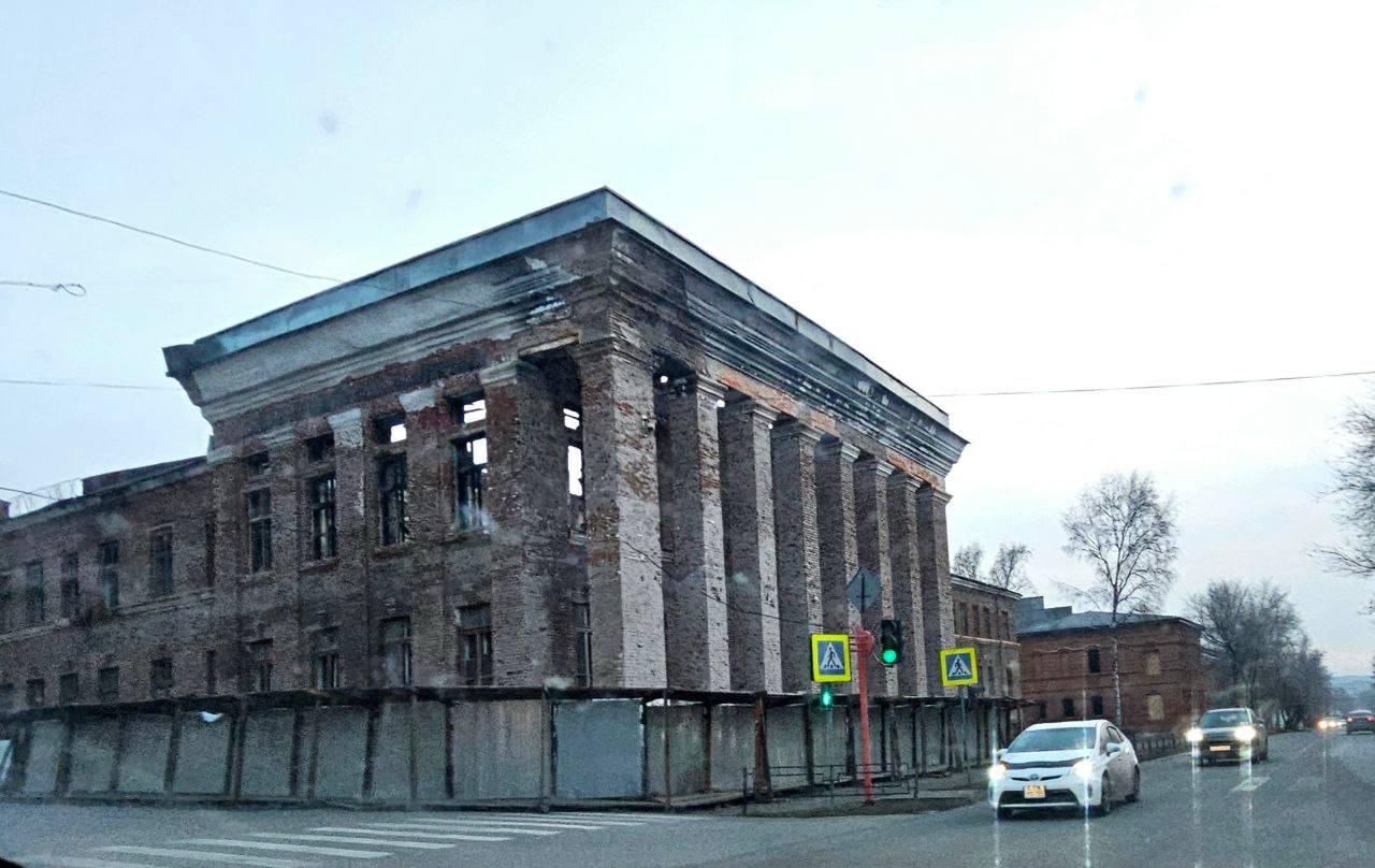 «Я сейчас вас всех завалю!»: житель Ачинска устроил стрельбу в здании бывшего МТТ