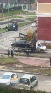 В Дрожжино автовладелец пытался остановить эвакуатор и вернуть свою машину —...