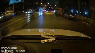 Обычная ситуация в Питере — местному водителю на камеру попался призрачный гонщик.