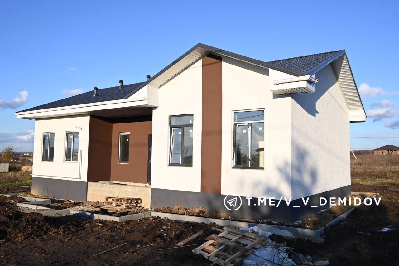 Строительство 4 домов для многодетных семей в Белгороде: готовность до 80%, сдача — до Нового года