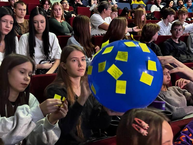 В Старом Осколе провели краш-курс по безопасности дорожного движения для студентов