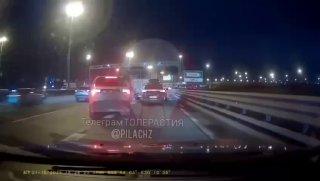 Агрессивный водитель напал на мужчину, перекрывшего обочину в Петербурге