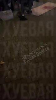 В Одессе у местного бара произошёл массовый замес — в потасовке решил...