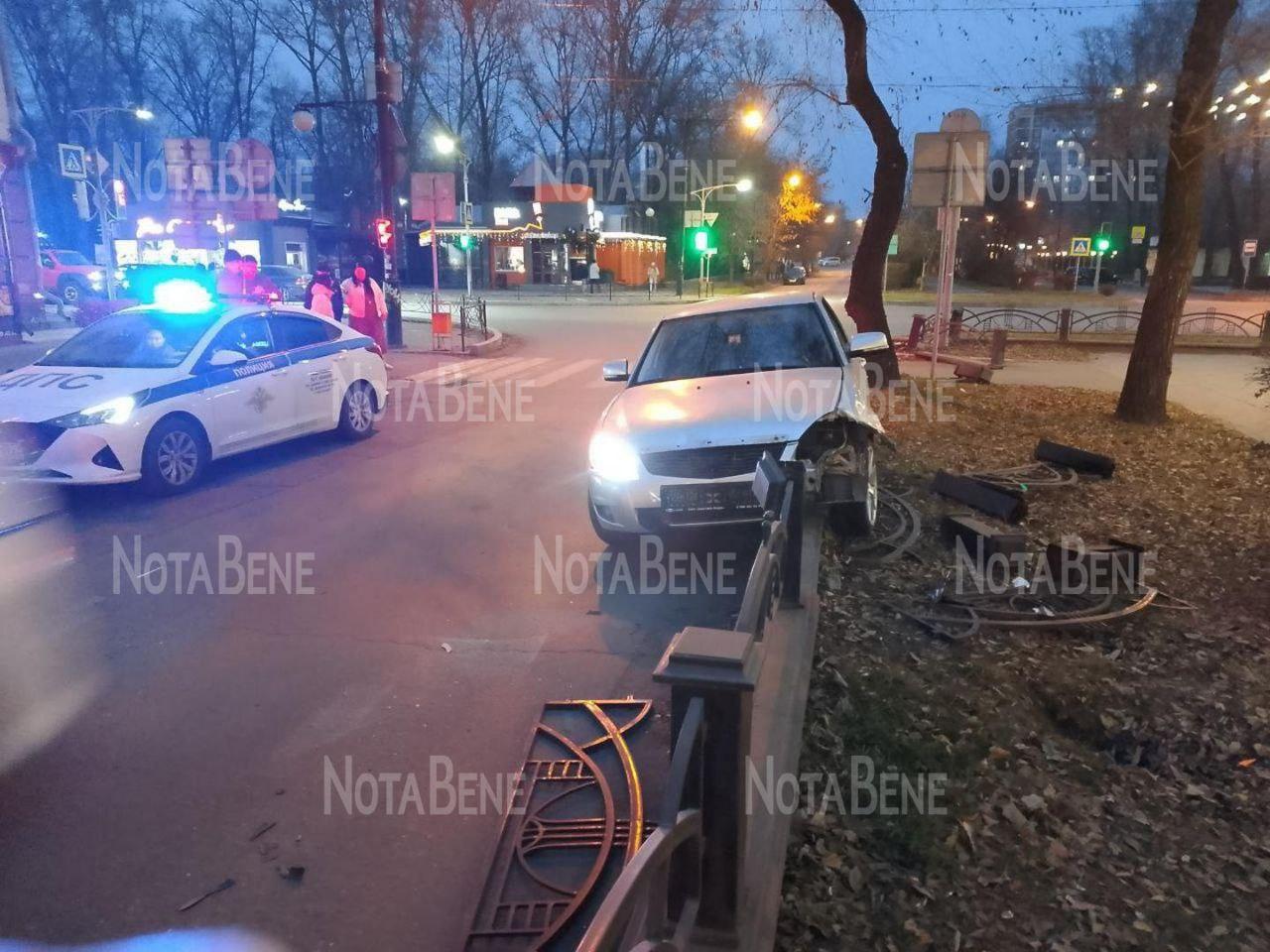 На Ленина-Вяткина девушка снесла бордюр. 🇷🇺 Источник: ЧП Хакасия