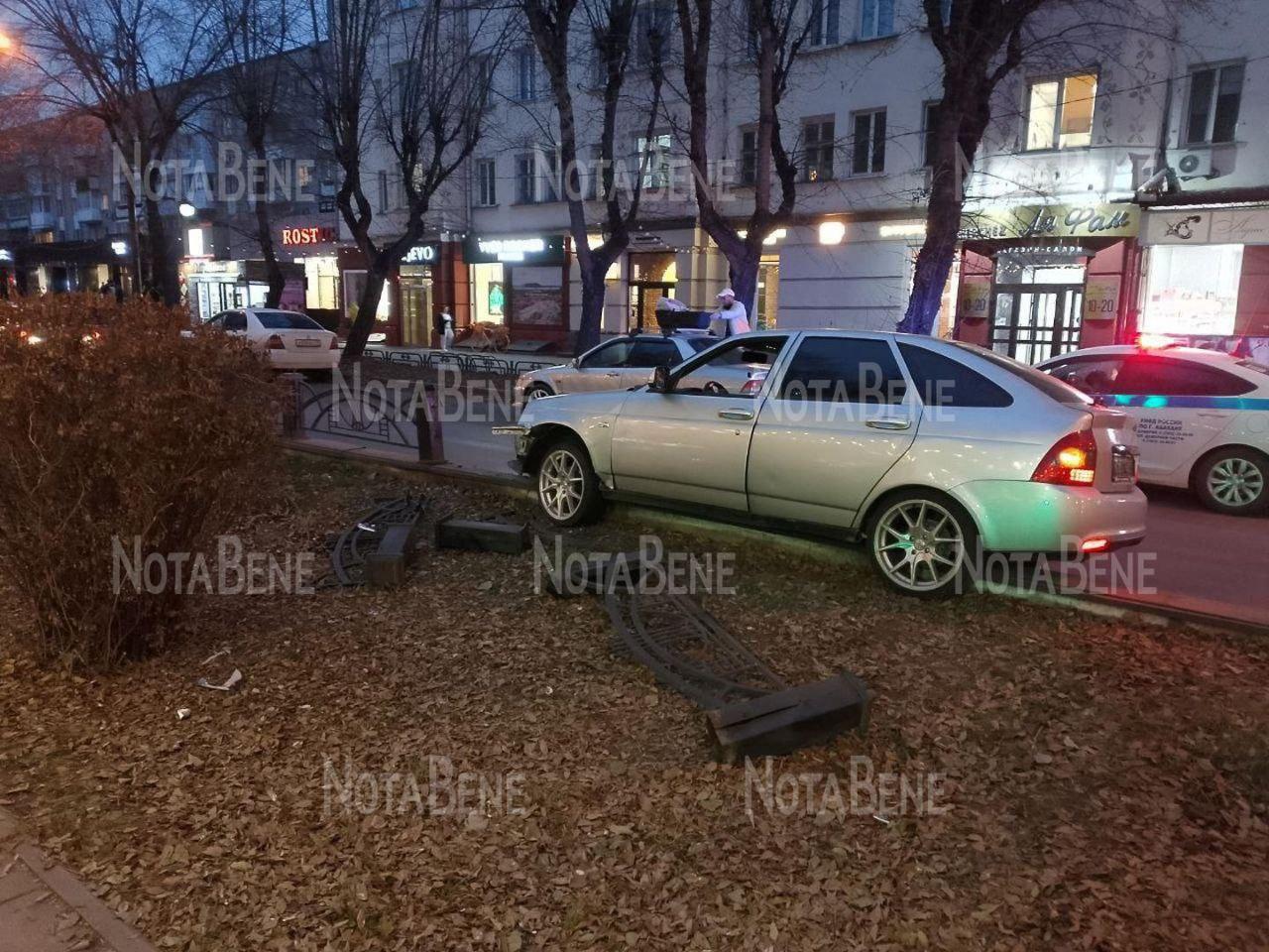 На Ленина-Вяткина девушка снесла бордюр. 🇷🇺 Источник: ЧП Хакасия