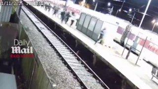 В Лондоне двое неадекватов с ножами напали на пассажиров поезда в час-пик....