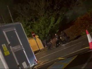 В Лондоне двое неадекватов с ножами напали на пассажиров поезда в час-пик....