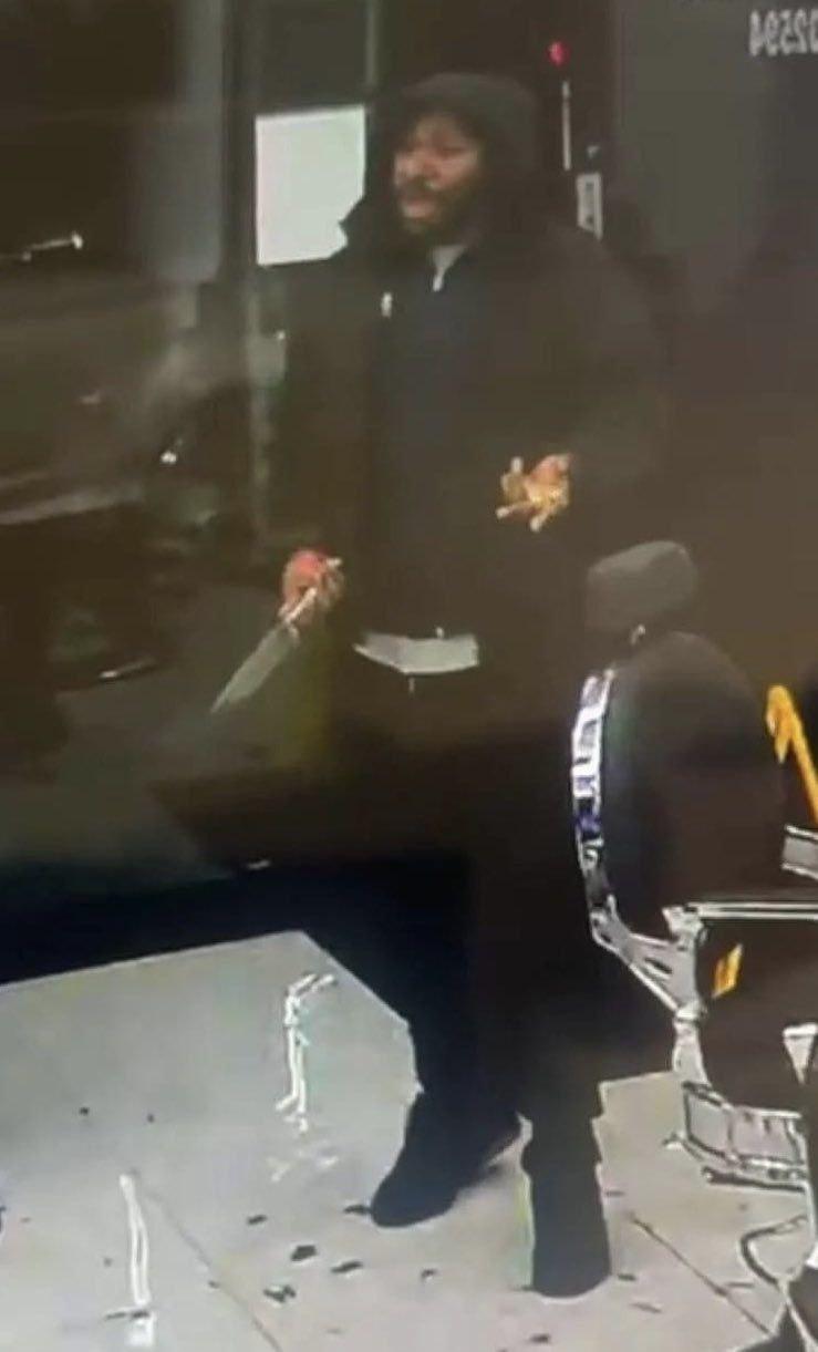 В Лондоне двое неадекватов с ножами напали на пассажиров поезда в час-пик....