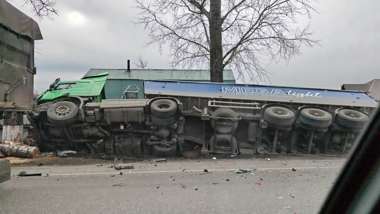 В Новокузнецке на улице Гончарова вчера опрокинулась фура.