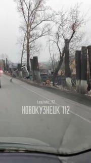 В Новокузнецке на улице Гончарова вчера опрокинулась фура.