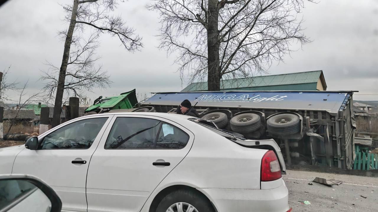 В Новокузнецке на улице Гончарова вчера опрокинулась фура.