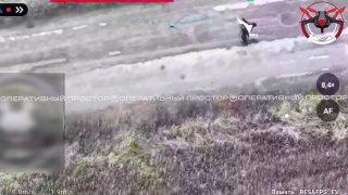 Жуткие кадры не для слабонервных: украинские дроноводы убили мирных людей, которые пытались выйти к российским позициям