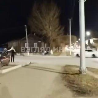 Неадекватный минусинец бегал по дороге, кидался на машины, людей и раздевался