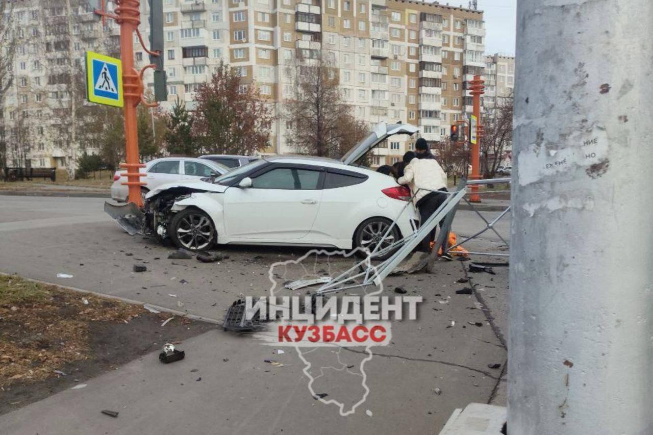 Mercedes серьезно пострадал в ДТП возле торгового центра в Кемерове