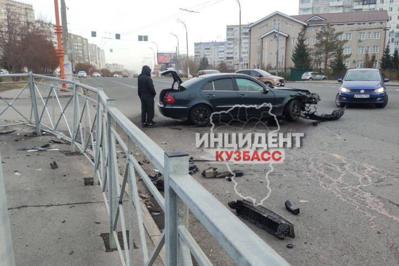 Mercedes серьезно пострадал в ДТП возле торгового центра в Кемерове