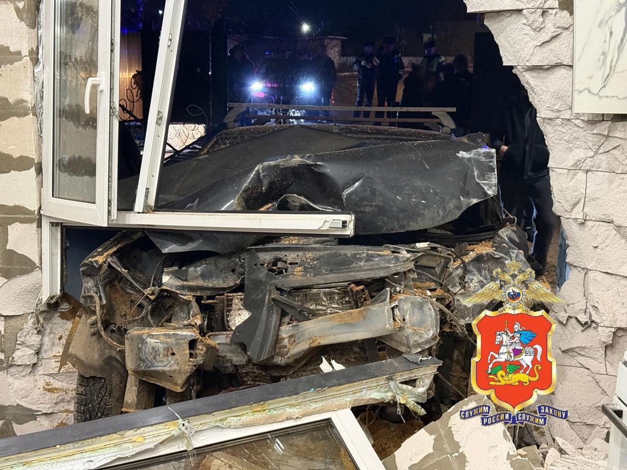 Автомобилист влетел в частный дом в Волоколамске, местного жителя внутри...