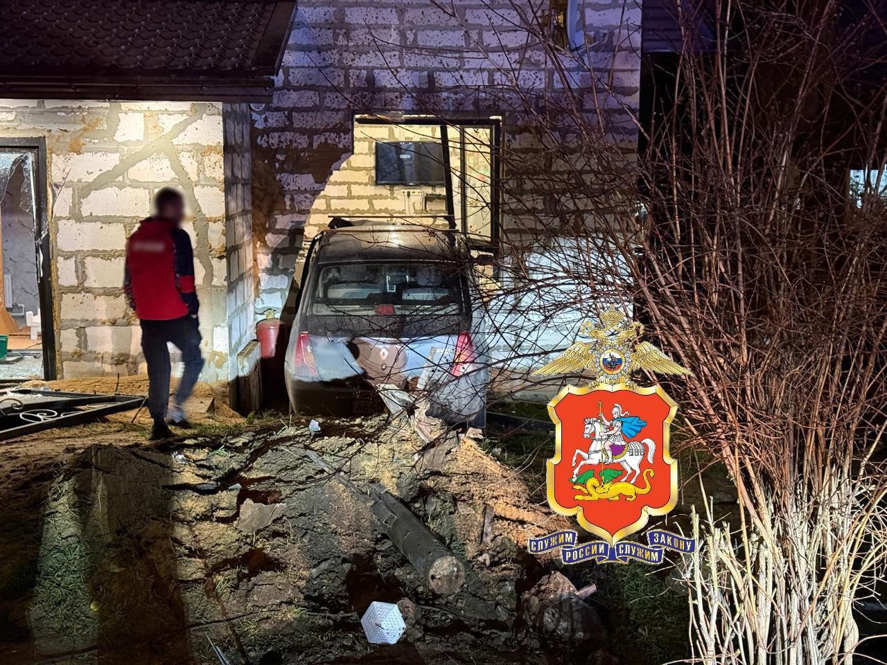 Автомобилист влетел в частный дом в Волоколамске, местного жителя внутри...