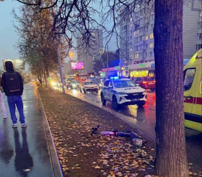 Москва — лидер по числу аварий с участием электросамокатов: с начала года в столице зарегистрировано 635 ДТП. На втором месте — Костромская область (187), на третьем — Санкт-Петербург (146).