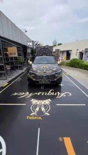 Mercedes и McDonald’s закатили крутую коллаборацию. Ради промо нового электрокара CLA они открыли шесть ресторанов в Китае, где можно есть бургер прямо в салоне Мерса.