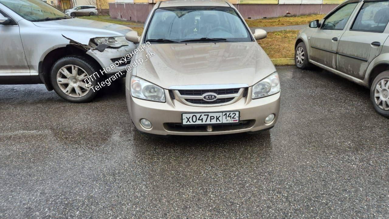 В Новокузнецке пьяный водитель совершил ДТП в одном из дворов в Берёзовой...