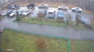 В Новокузнецке пьяный водитель совершил ДТП в одном из дворов в Берёзовой...