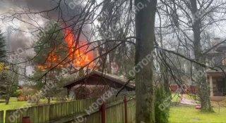 В Подмосковье загорелся трехэтажный коттедж.