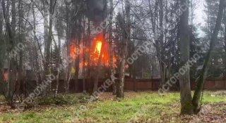 В Подмосковье загорелся трехэтажный коттедж.