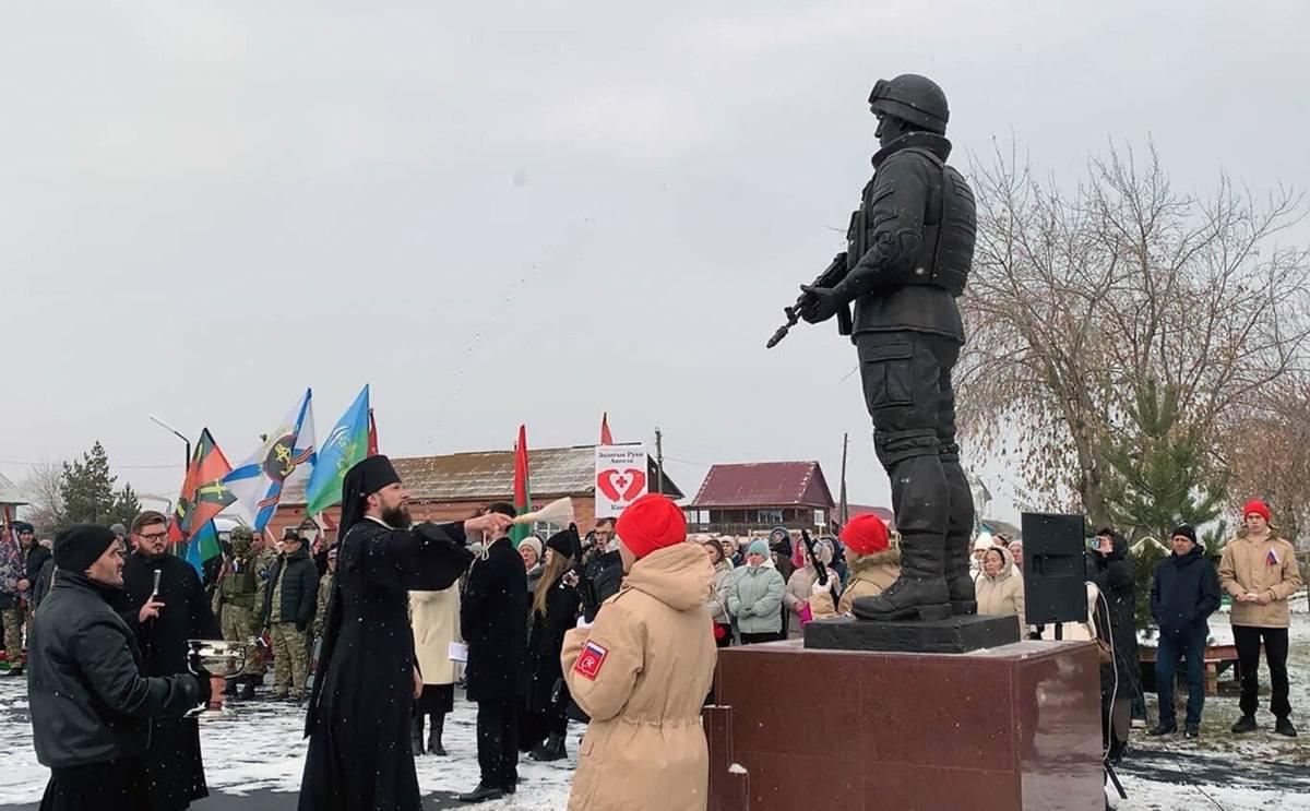 В поселке Красный Маяк в День народного единства открыли памятник участникам...