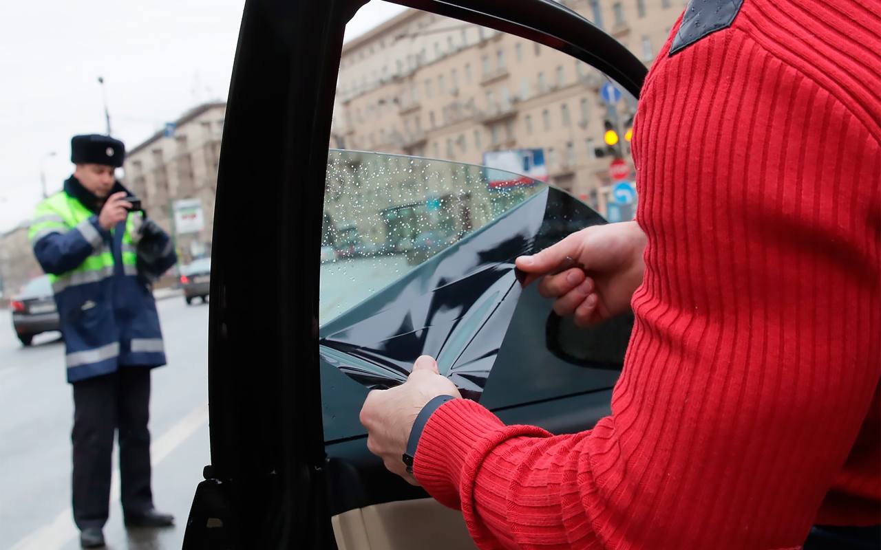 В Госдуму внесли законопроект, отменяющий штрафы за тонировку передних боковых стёкол, если их светопропускание не менее 50% от показателя, установленного требованиями техрегламента.