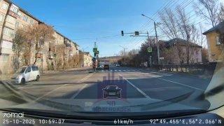 Калинина. Водитель Мазды попытался развернуться через двойную сплошную. 🌇...