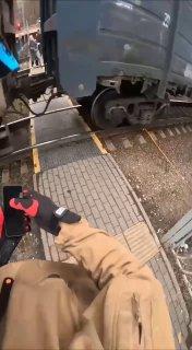 Девушка спасла бабушку на станции Болшево в Подмосковье — оттащила ее в...