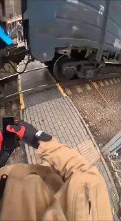 В Подмосковье девушка спасла бабушку от поезда, вовремя оттащив её с рельсов.