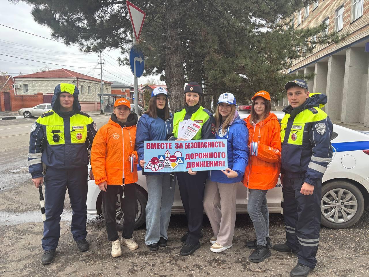 Алексеевка: волонтёры провели рейд по безопасности дорожного движения. В День народного единства участникам напомнили ПДД и раздали ленточки с триколором.
