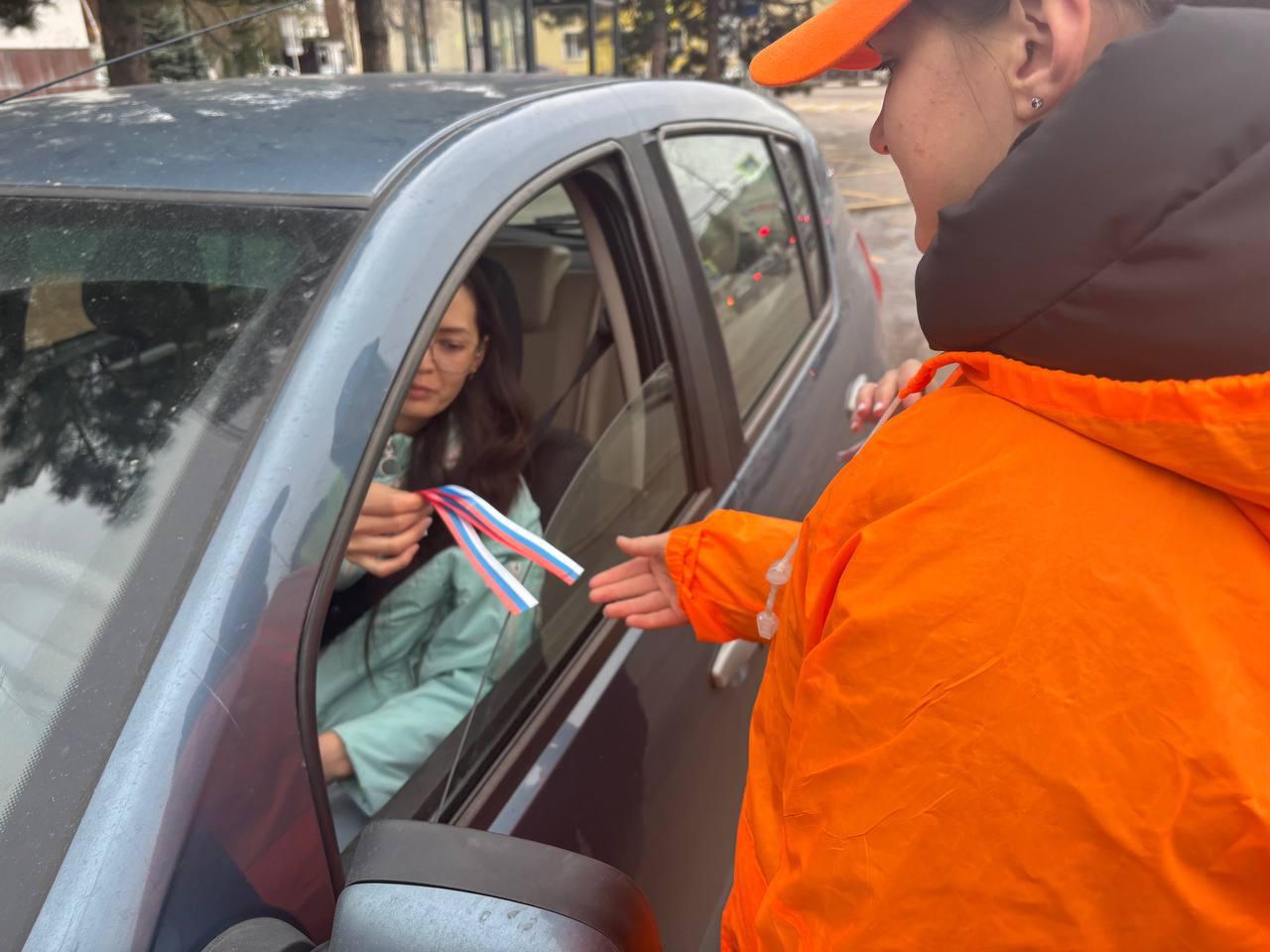 Алексеевка: волонтёры провели рейд по безопасности дорожного движения. В День народного единства участникам напомнили ПДД и раздали ленточки с триколором.