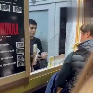 Эй, коза, ты чего делаешь? На Кубани устроили бойню из-за мяса в шаурме...