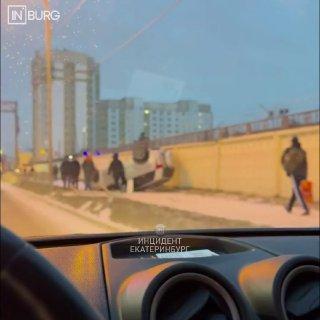 Автомобиль вылетел на тротуар и перевернулся у «Веер Молла» 🇷🇺 Источник: ЧП...