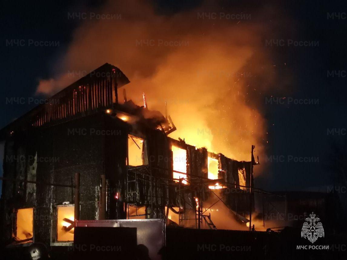 Семь человек погибли при пожаре в Сургуте, среди них — четверо детей