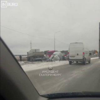 На Тюменском тракте столкнулись легковушка и фура. Движение перекрыто. ДТП...