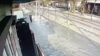 В Тыве педофил набросился на девочку с поцелуями прямо посреди улицы: кадры попали на видео