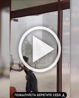 Ураган в Москва Сити сносит людей, которые пытаются...