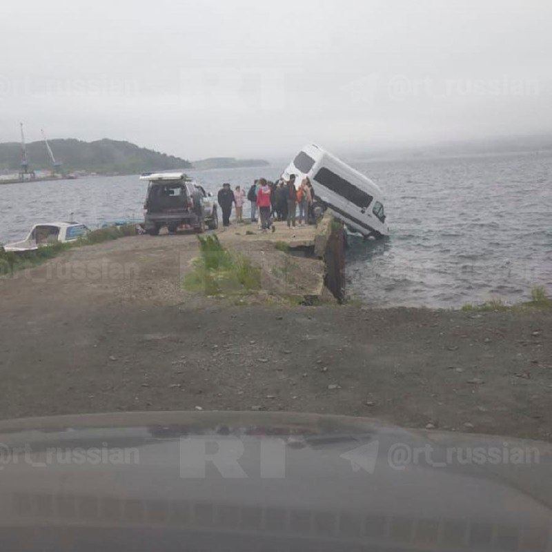 Микроавтобус с пассажирами едва не съехал с пирса в воду в Приморье. 
