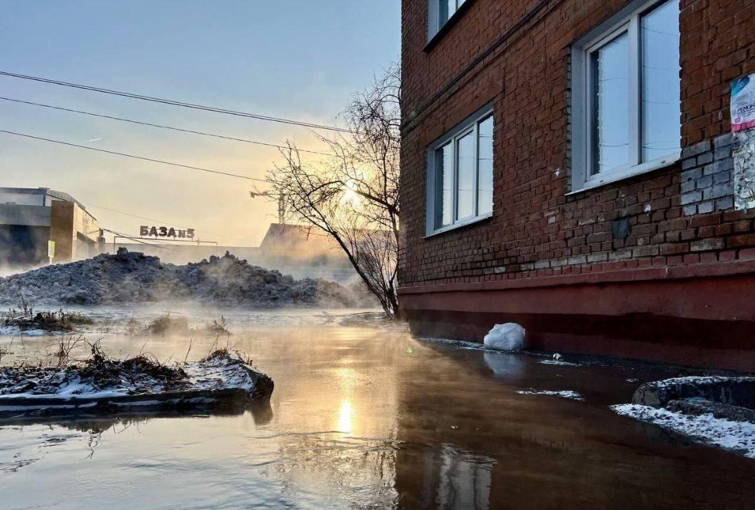 На улице Вавилова в Красноярске произошло коммунальное происшествие возле...