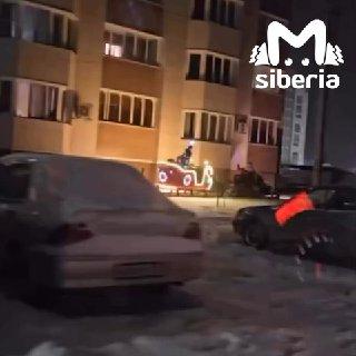 Дед Мороз пересел на снегоход в Бердске. Скакунов оставил, чтобы не упали на...
