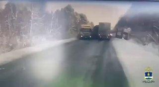 Всё та же федеральная двухполосная трасса «Байкал». Массовое ДТП с фурами...