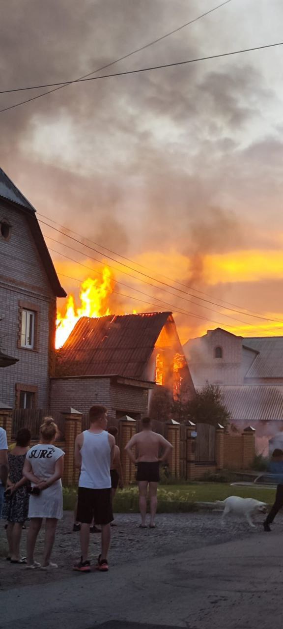 В Красном Абакане на ул. Российская горит дом. 