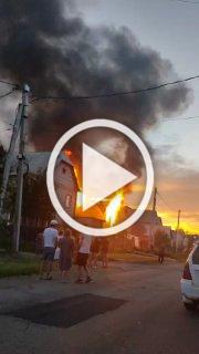 В Красном Абакане на ул. Российская горит дом. 