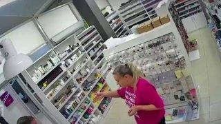 Мужик зашел в маникюрный магазин, но не выдержал в нем и 10 секунд