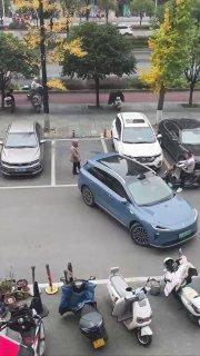 Лол, кроссовер SAIC H5 от Huawei умеет обманывать тех, кто вручную занимает парковочные места.