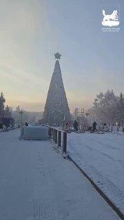 Праздник к нам приходит — ледовую горку устанавливают на сквере Кирова в...